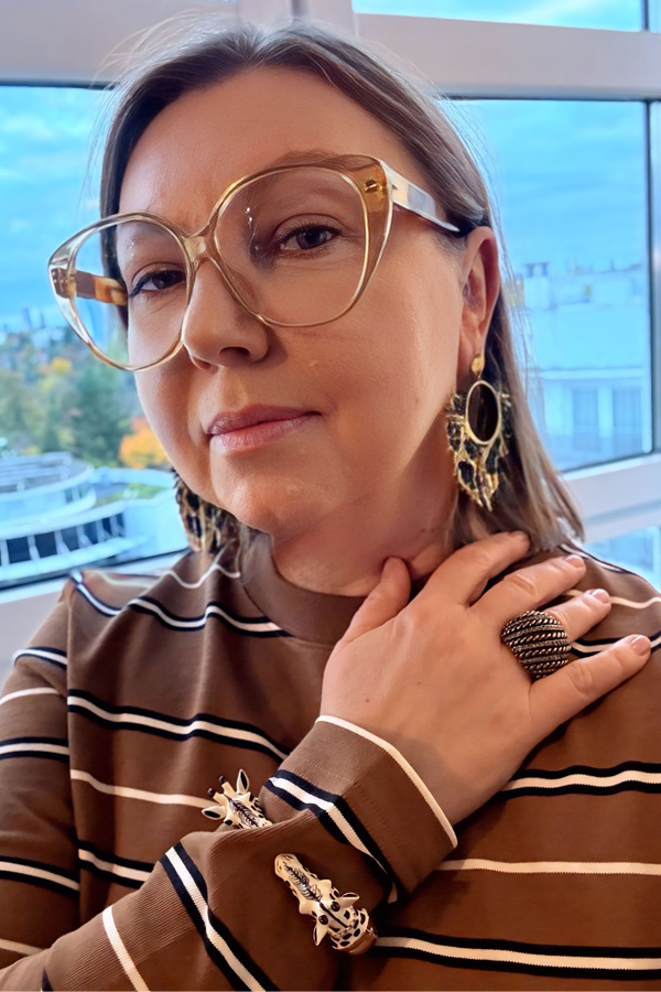 MONIKA WOLI, JAK ŻYRAFY... WYCHODZĄ Z SZAFY