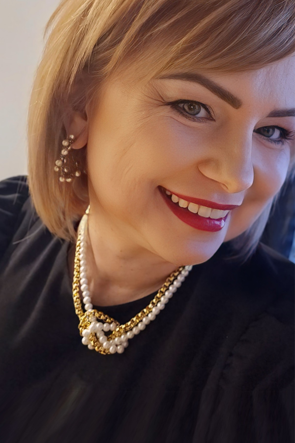 MAGDA. MINIMALIZM I ELEGANCJA SPLECIONE JAK JEJ NASZYJNIK