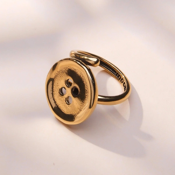 Pozłacany pierścionek z dekorem w formie guzika. GRACE
