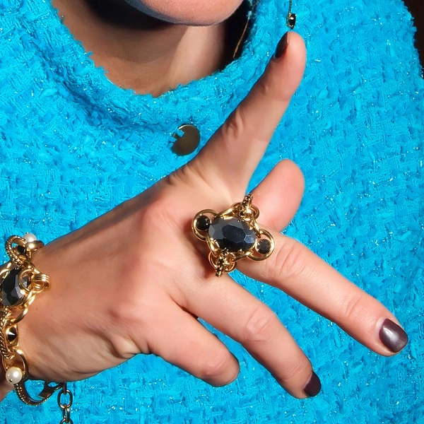 Złocony pierścionek z kryształami w kolorze montana. PARYSKIE NOCE