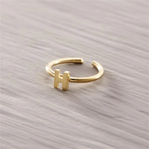 Złoty regulowany pierścionek z ozdobną literką H. H - HOLITKA