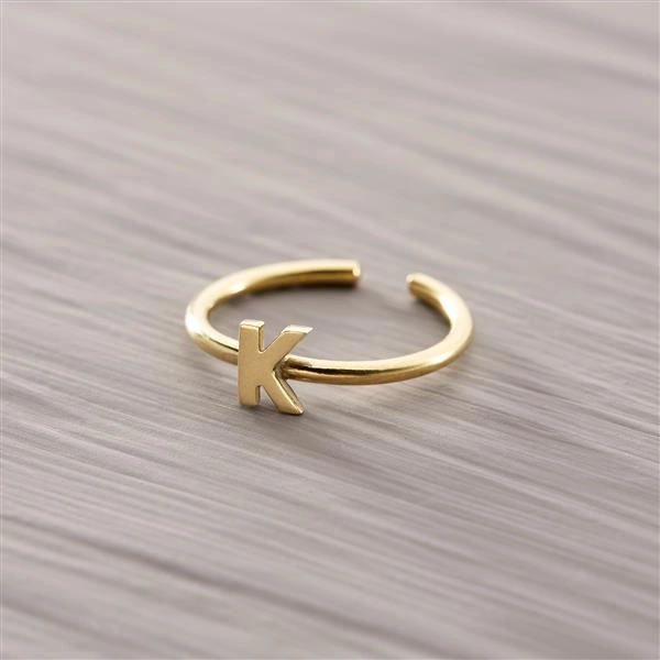 Złoty regulowany pierścionek z ozdobną literką K. K – KOSMITKA