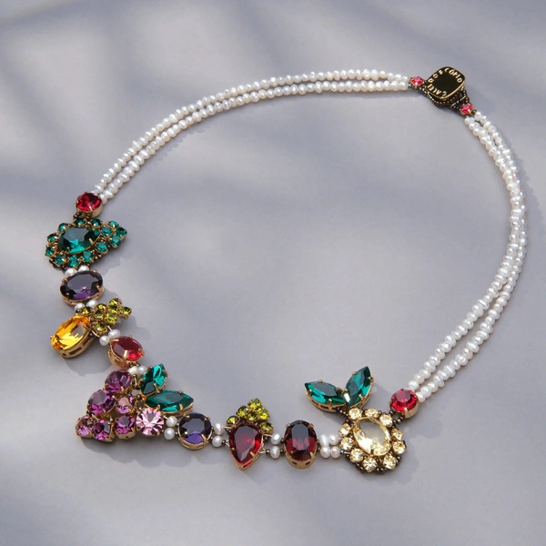 Naszyjnik z białych koralików z owocami z kryształków. MUZA LETNIEGO SADU