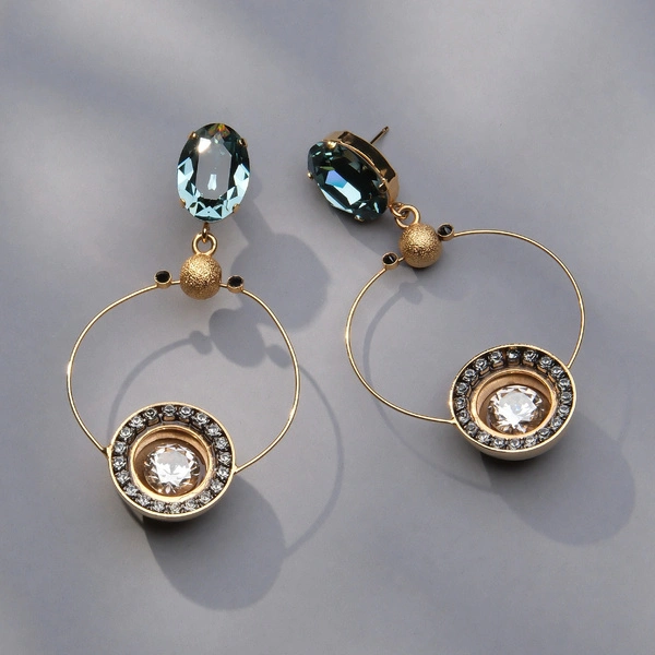 Złocone kolczyki z kryształkami w black diamond i szampanie. OKRĄGŁY ROK