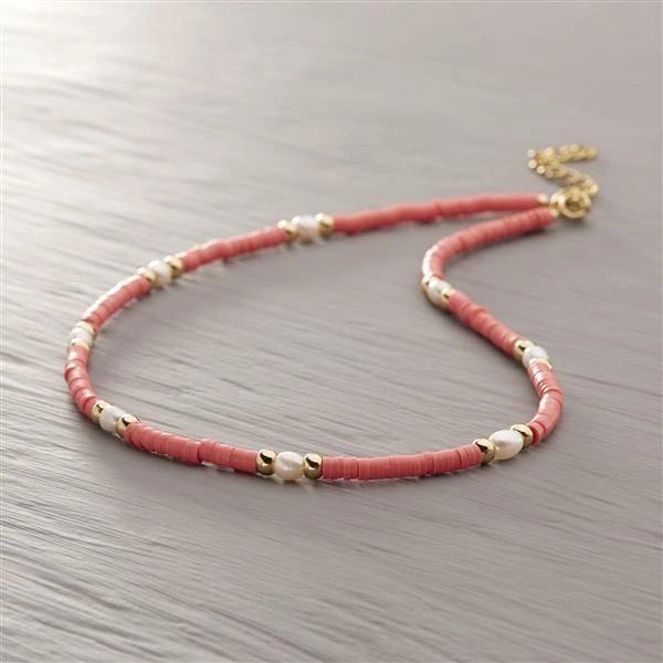 Krótki naszyjnik z malinowych koralików i białych perełek. MUCHACHA