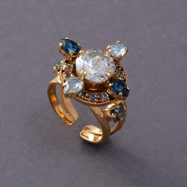 Pozłacany pierścionek w formie kwiatu z kryształami. SUPERNOWA