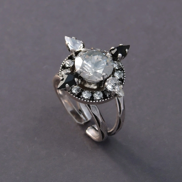 Posrebrzany pierścionek w formie kwiatu z kryształami. GWIEZDNY KWIAT