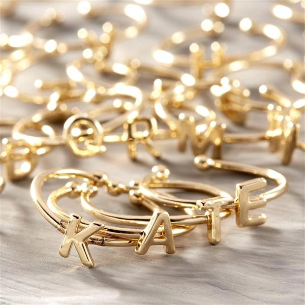 Pozłacany pierścionek obrączka z ozdobną literką C. A NA IMIĘ MAM