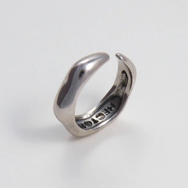 Posrebrzany gładki pierścionek w kształcie sześciokąta. ODSŁONA ELEGANCJI