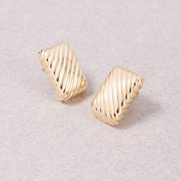 Żłobione pozłacane kolczyki z zapięciami typu wkrętki. PRALINKI