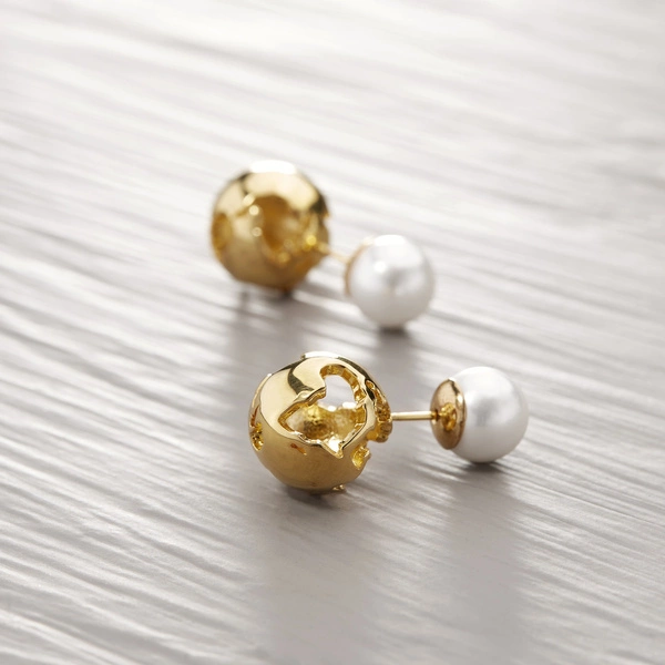 Kolczyki wkrętki z białą perłą i kulą ziemską. ZA HORYZONT