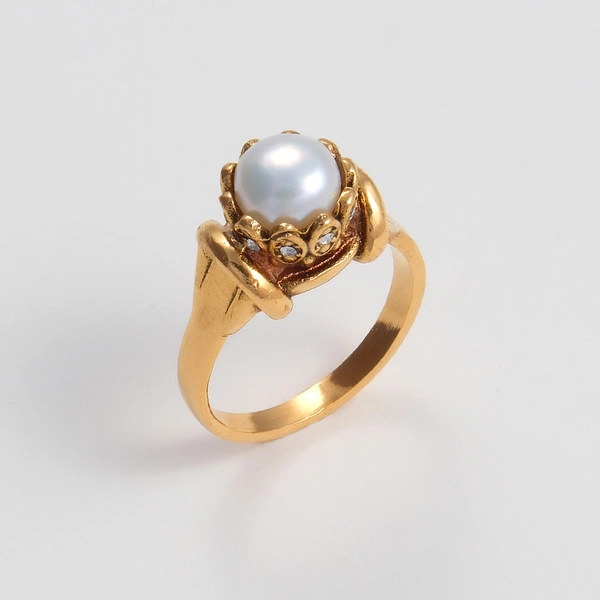 Delikatny pierścionek w stylu retro z perłą i kryształkami. JULIETTE