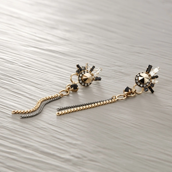 Złocone i srebrzone kolczyki z białymi i czarnymi kryształami. COMETE DE LUMIERE