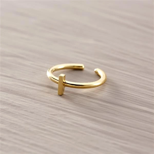 Złoty regulowany pierścionek z ozdobną literką I. I - IWONA