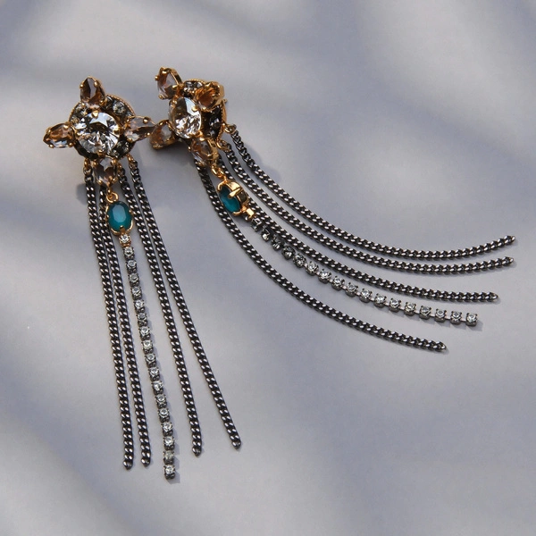 Zwiewne kolczyki z kryształami w bieli, błękicie i szampanie. KOBIETY Z X PLANETY