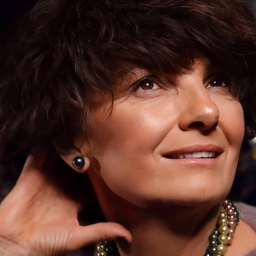 Złocone kolczyki ze szklanymi perłami w zieleni i fiolecie. NOC I MIŁOŚĆ