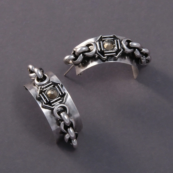 Srebrzone kolczyki w formie półksiężyca z kryształem. BILET NA KSIĘŻYC