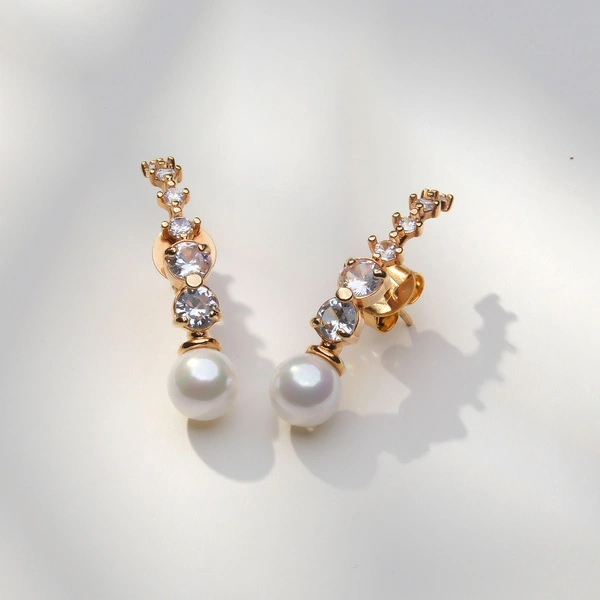 Pozłacane kolczyki wiszące z kryształkami i perłami. JENNY