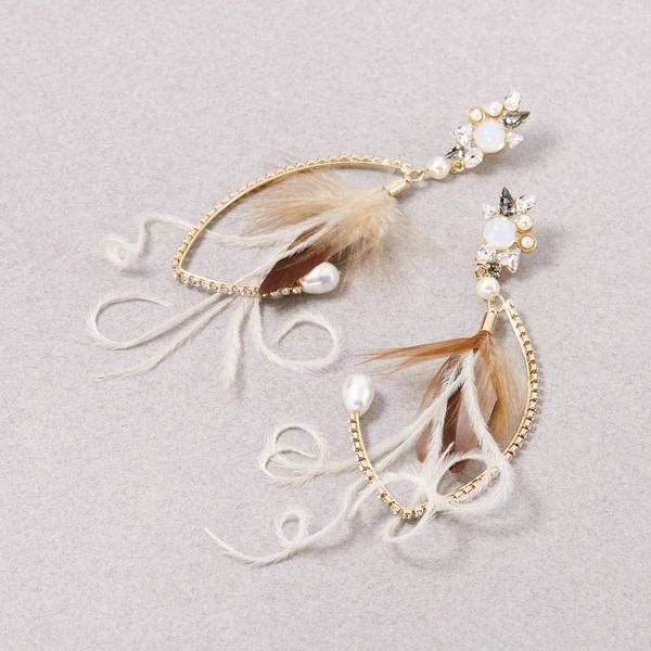 Pozłacane kolczyki wiszące z piórkami i perełkami. KAWKA W PARYŻU