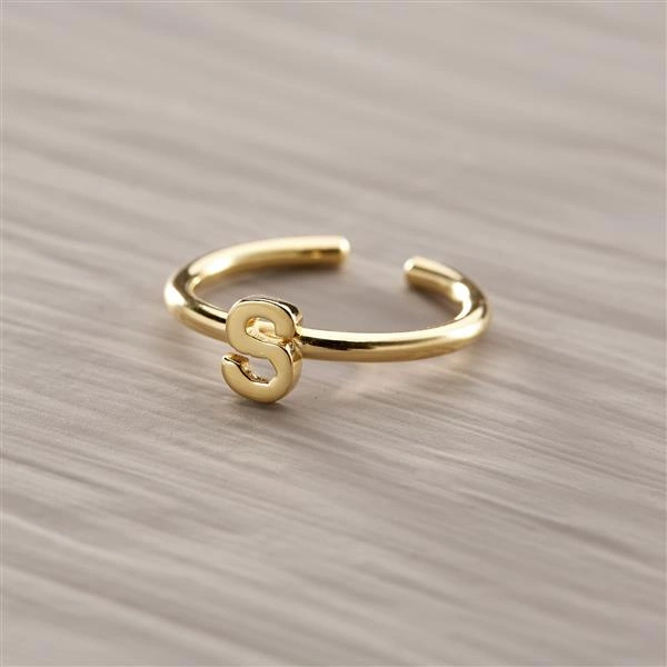 Złoty regulowany pierścionek z ozdobną literką S. S - SYLWIA