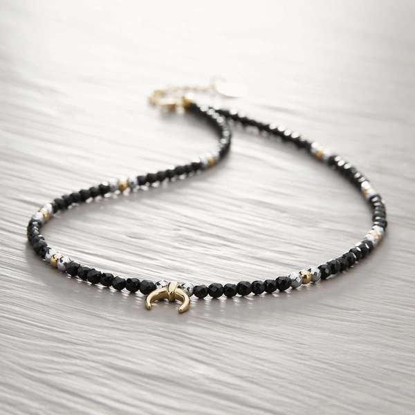 Krótki wisiorek z czarnych koralików z bawolim rogiem. BLACK ROCK