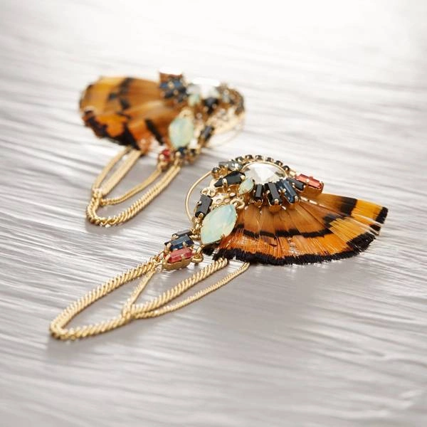 Kolczyki wiszące z piórami, łańcuszkami i kryształkami. PARYŹ ROZTAŃCZONY