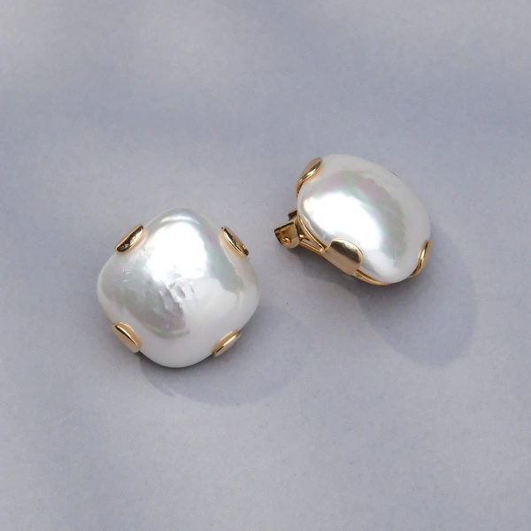 Pozłacane klipsy ze szklaną białą perłą Majorka. ŚWIATŁO GŁĘBIN