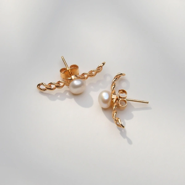 Pozłacane kolczyki wiszące z łańcuszkiem i perłą. LAURIE