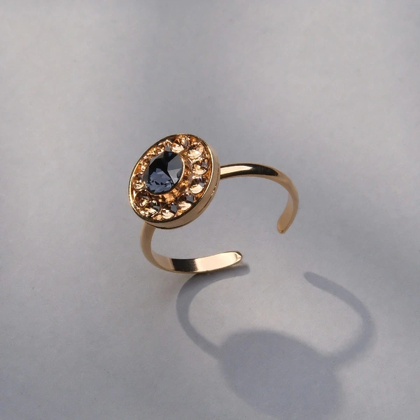 Mały pierścionek z niebieskim i szampańskimi kryształkami. ZŁOTA ESKORTA