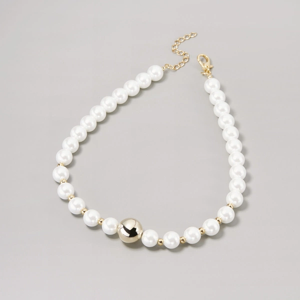 Krótki naszyjnik z pereł z ozdobną pozłacaną kulką. SELVA